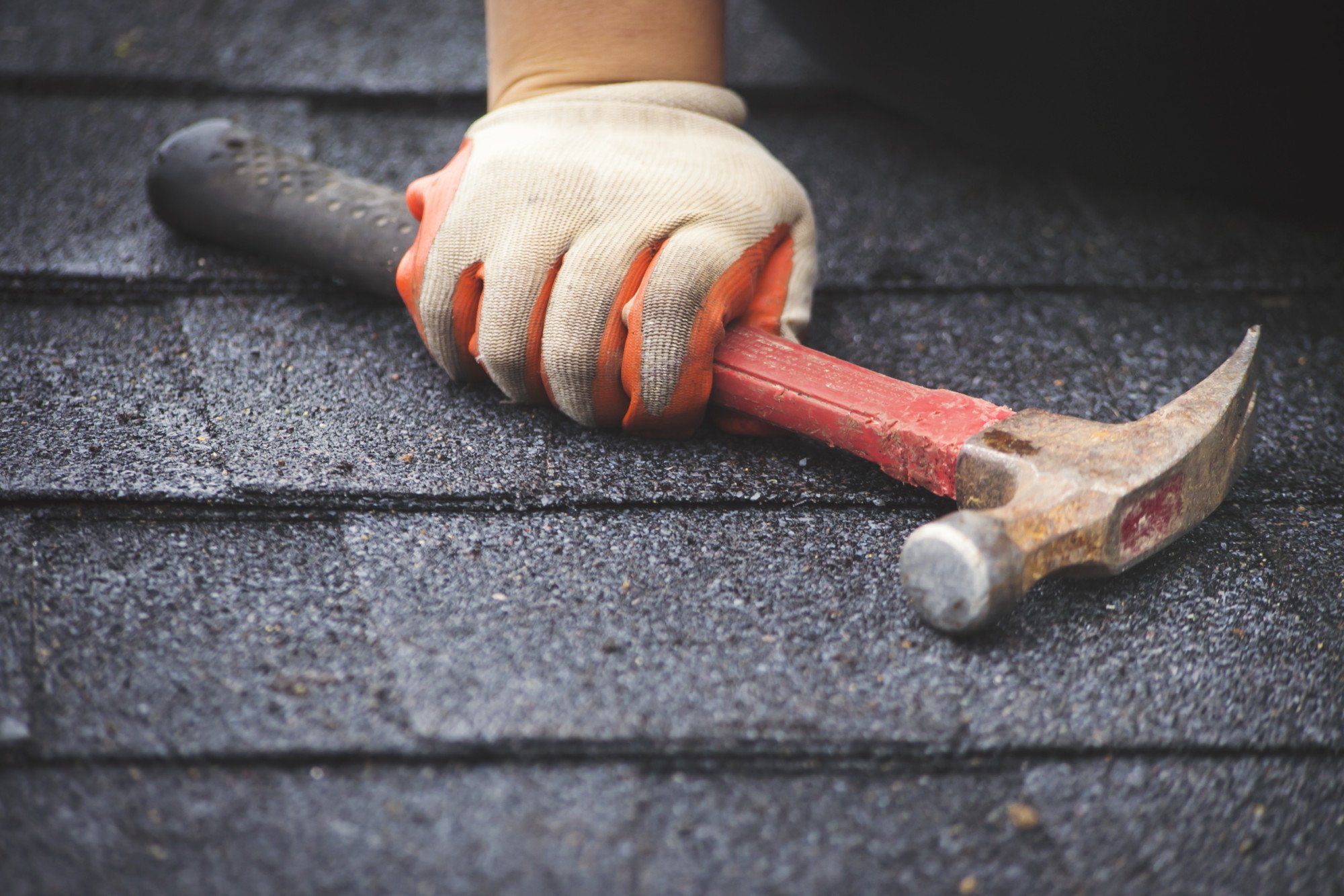 Are you wondering if your home needs urgent roof repairs? Click here for three telltale signs that you need to hire an emergency roof repair company.